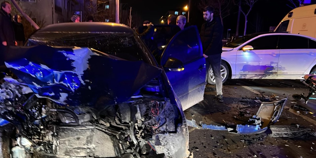İki Otomobil Kavşakta Kafa Kafaya Çarpıştı: 5 Yaralı