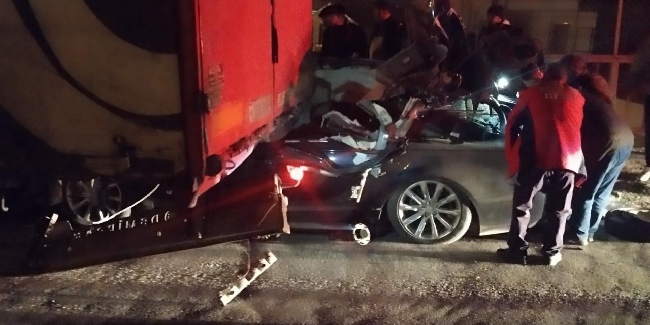 Mersin’de Otomobil, Tır’a Arkadan Çarptı: 1 Ölü, 3 Yaralı