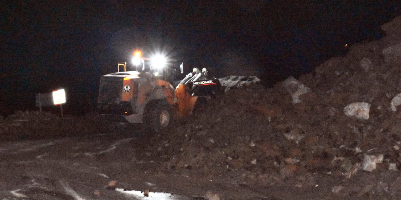 Heyelan Nedeniyle Kapanan Bitlis- Baykan Kara Yolu 8 Saat Sonra Açıldı