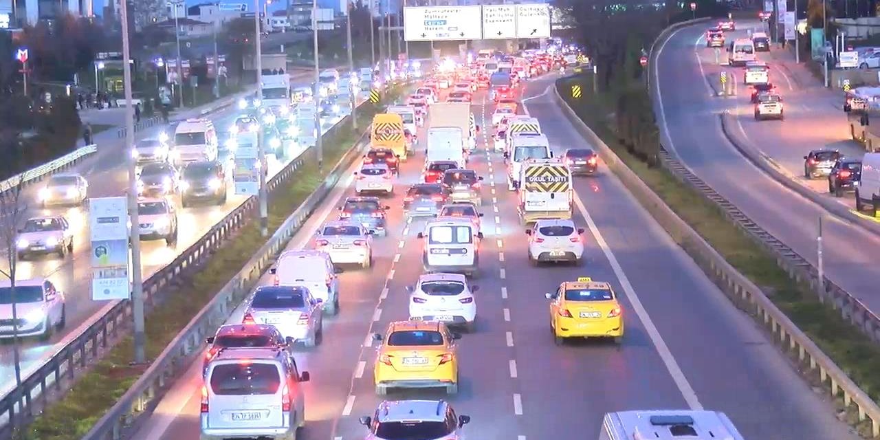 İstanbul'da Okulların Açılmasıyla Trafik Yoğunluğu Oluştu