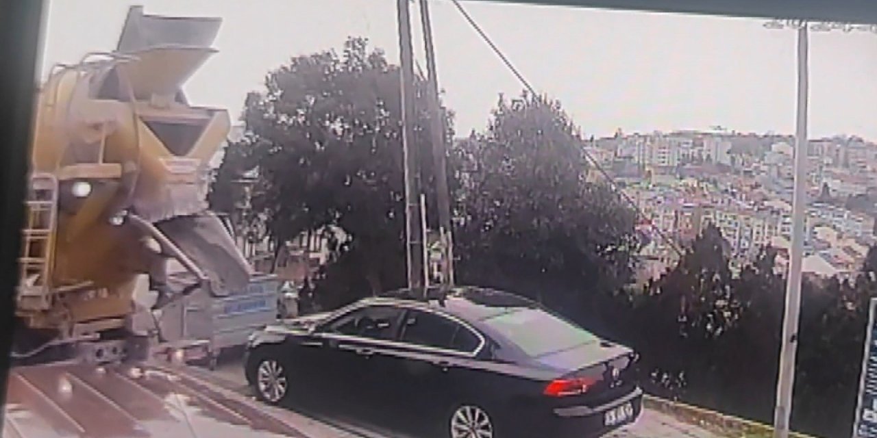 Beşiktaş'ta Telefon Direği Aracın Üzerine Devrildi; O Anlar Kamerada