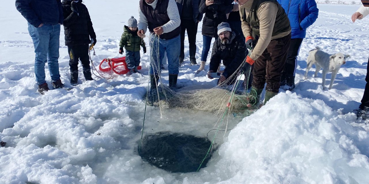Çıldır Gölü'nde Eskimo Usulü Balık Avı