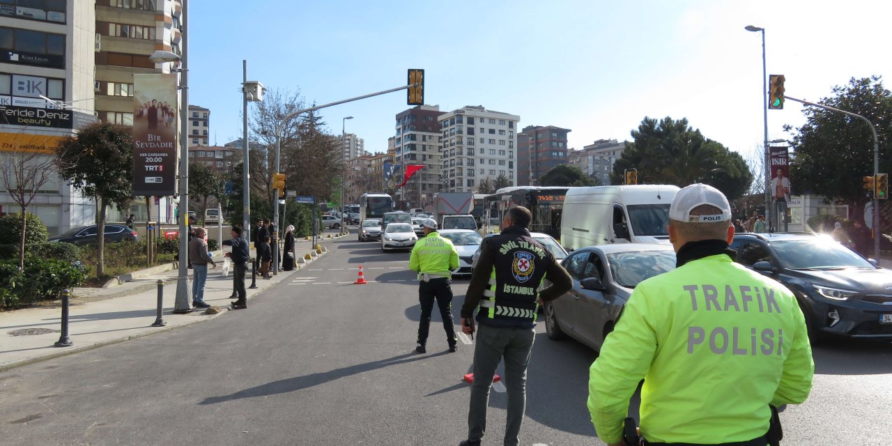 Kadıköy'de Polis Yolcu Gibi Bindi; Minibüsçülere Ceza Yağdı