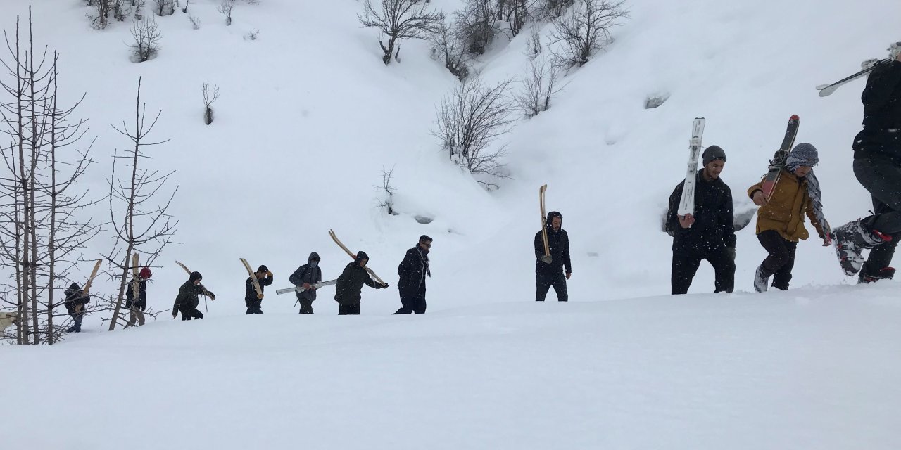 Şemdinlili Gençler, Kendi Yaptıkları Tahta Kayaklarla Kayıyor