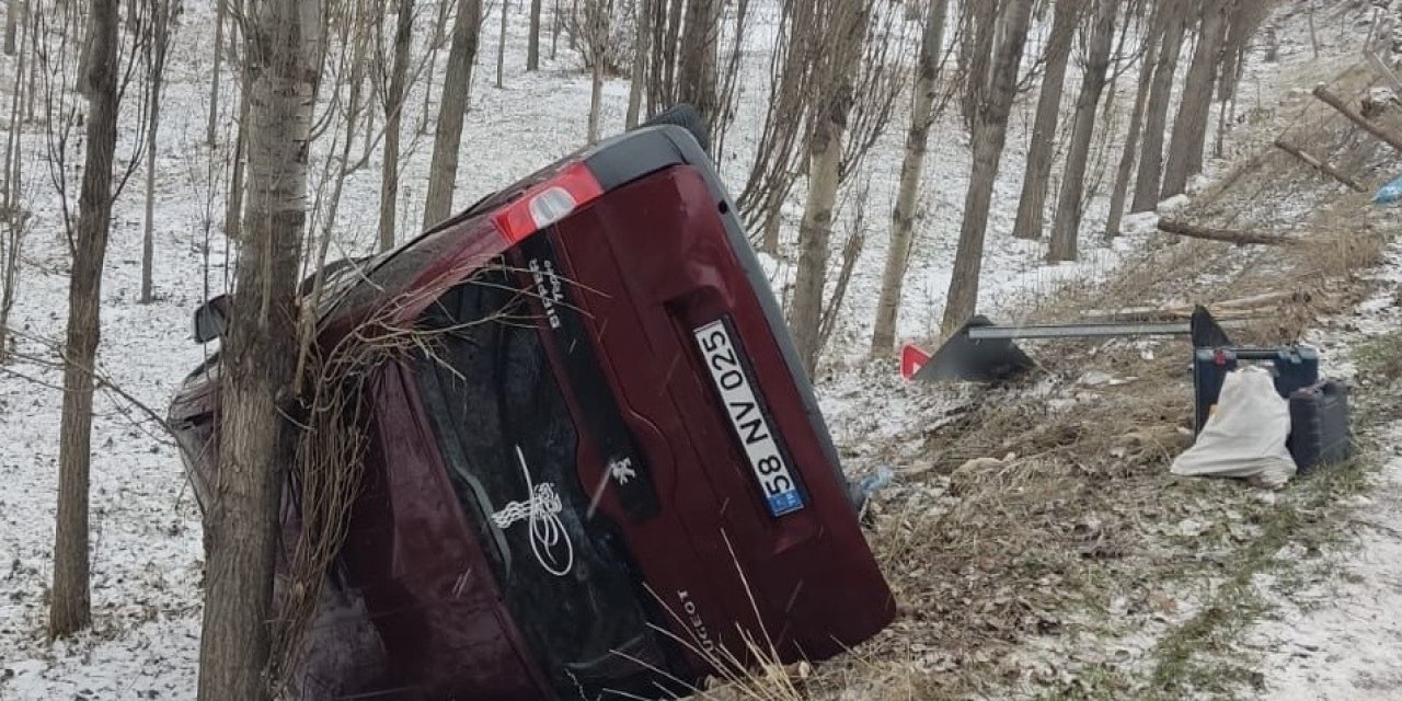Sivas'ta Hafif Ticari Araç Devrildi; 6 Yaralı