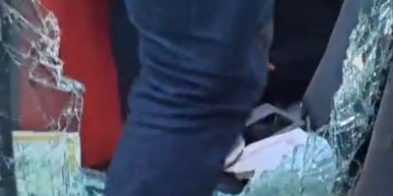 Bağcılar'da Toprak Yüklü Hafriyat Kamyonu Devrildi