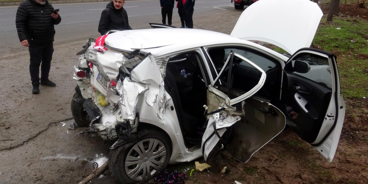 Kamyonet, Kırmızı Işıkta Bekleyen Otomobile Çarptı; 1 Ölü, 2 Yaralı