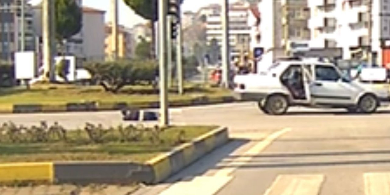 Otomobilin Açılan Kapısından Yola Düştü; O Anlar Kamerada