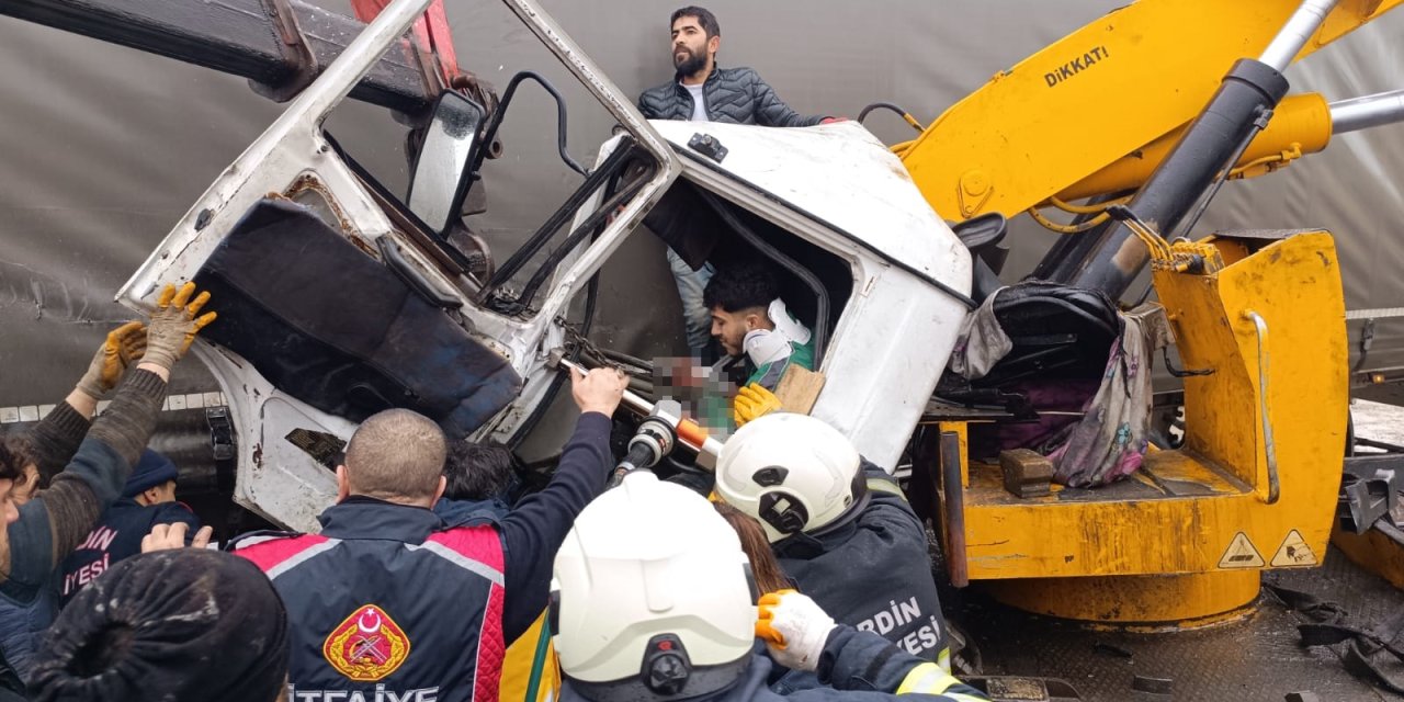 Mardin’de Tır’a Çarpan Vincin Sürücüsü Ağır Yaralandı