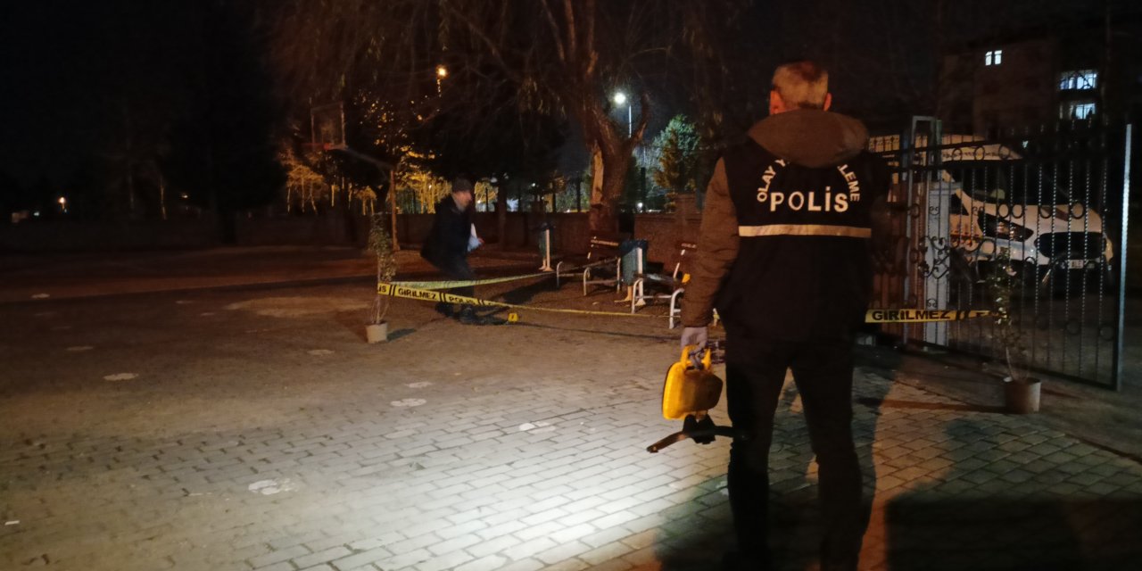 Okulun Bahçesinde Saldırıya Uğrayan Veli Ağır Yaralandı