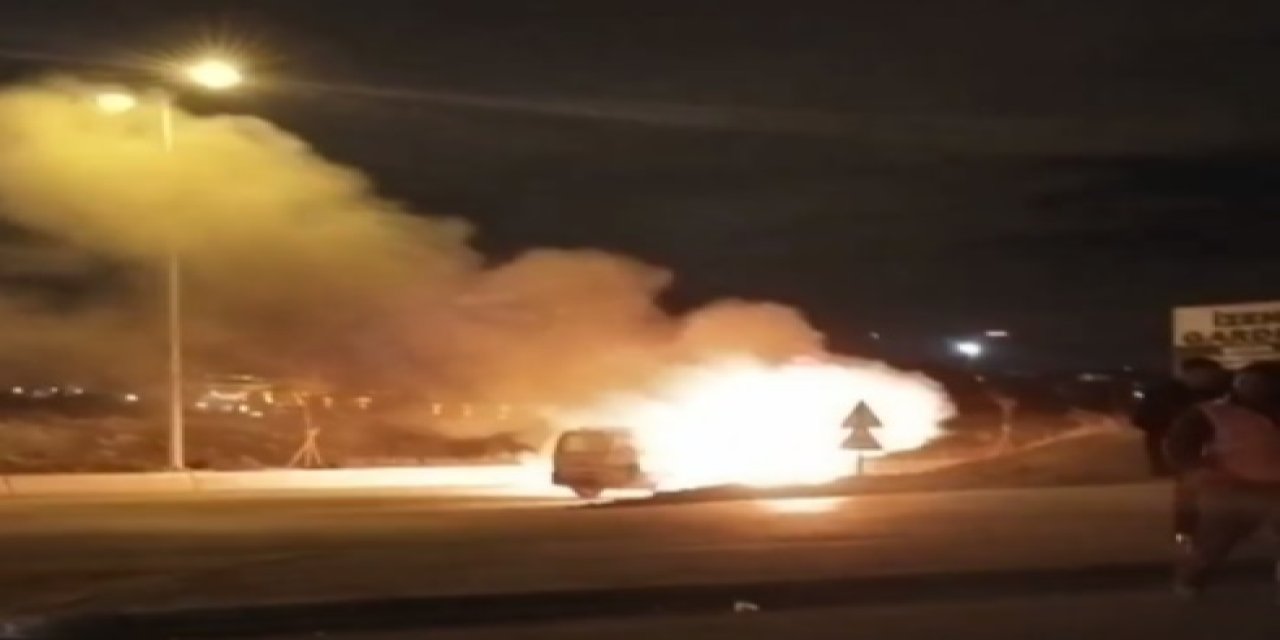 Seyir Halindeyken Motoru Tutuşan Hafif Ticari Araç Alev Topuna Döndü; O Anlar Kamerada