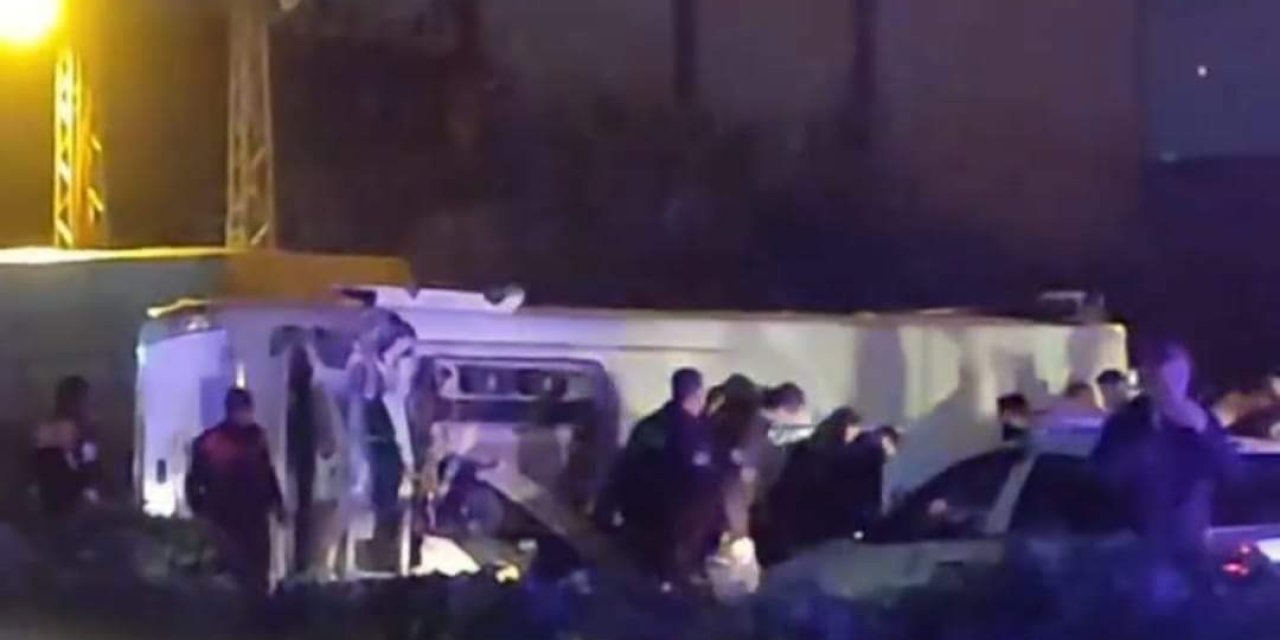 Çevik Kuvvet Midibüsü Devrildi: 11 Polis Yaralı