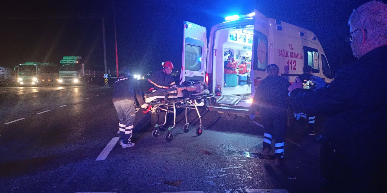 Otostop Çekip Bindiği Kamyonet, Kamyona Çarptı: 1'i Ağır 3 Yaralı