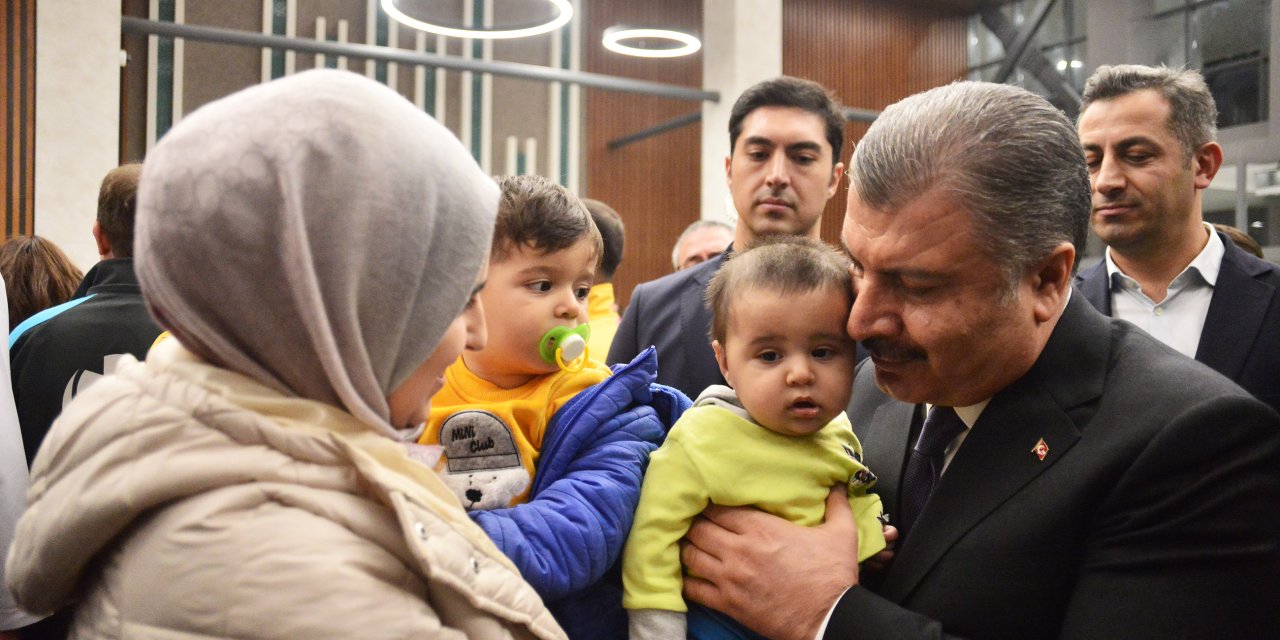 Bakan Koca, Enkazdan 261 Saat Sonra Kurtarılan Mustafa Ve Mehmet Ali İle Buluştu