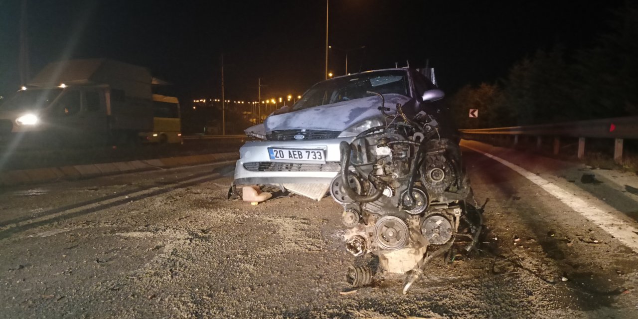 Refüjdeki Ağaca Çarpan Otomobilin Motoru Yerinden Fırladı: 5 Yaralı