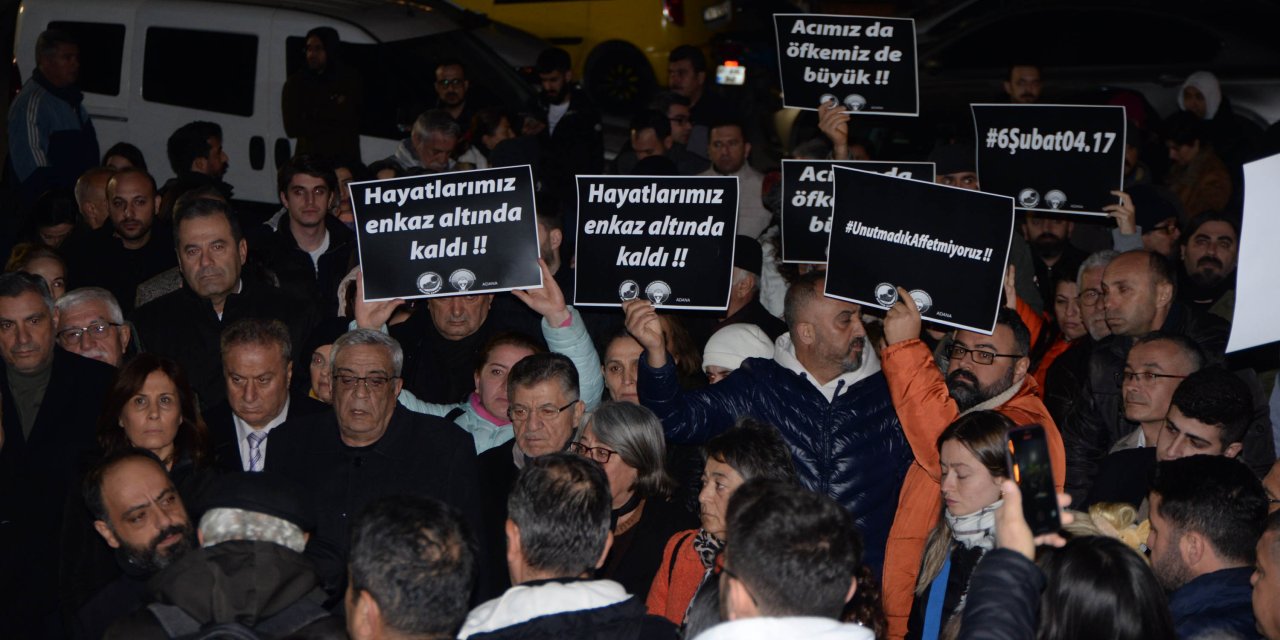Adana'da Depremde Ölenler, Yıkılan Binaların Enkazının Kaldırıldığı Alanlarda Anıldı