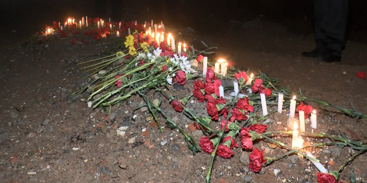 Diyarbakır’da Depremde Ölenler İçin Galeria Sitesi’nin Enkazının Kaldırıldığı Alanda Anma