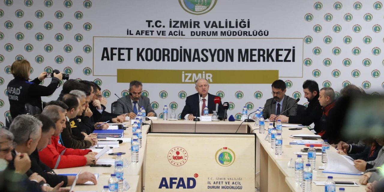 İzmir'de Depremde Hayatını Kaybedenler İçin Anma Programı Düzenlendi