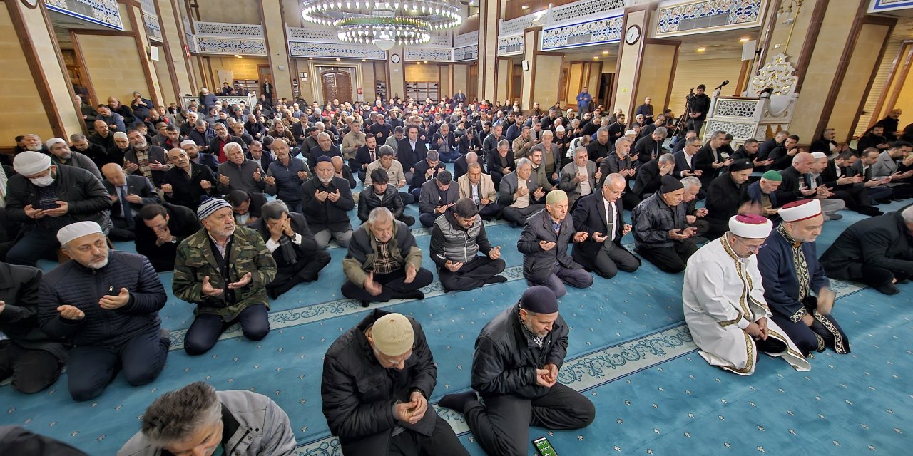 Adana'da Depremde Ölenler, Yıkılan Binaların Enkazının Kaldırıldığı Alanlarda Anıldı (2)