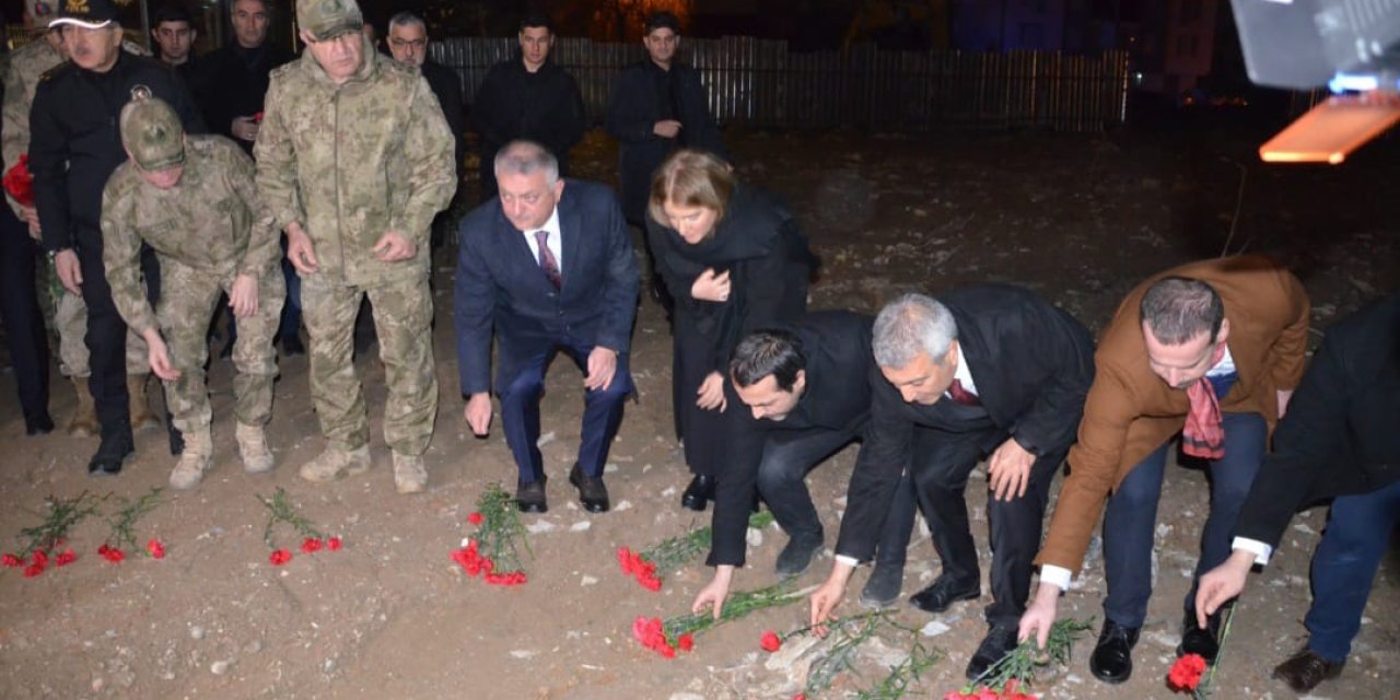 Malatya'da 78 Kişinin Yaşamını Yitirdiği Hakimbey Apartmanı Arsasında Duygusal Anma (2)