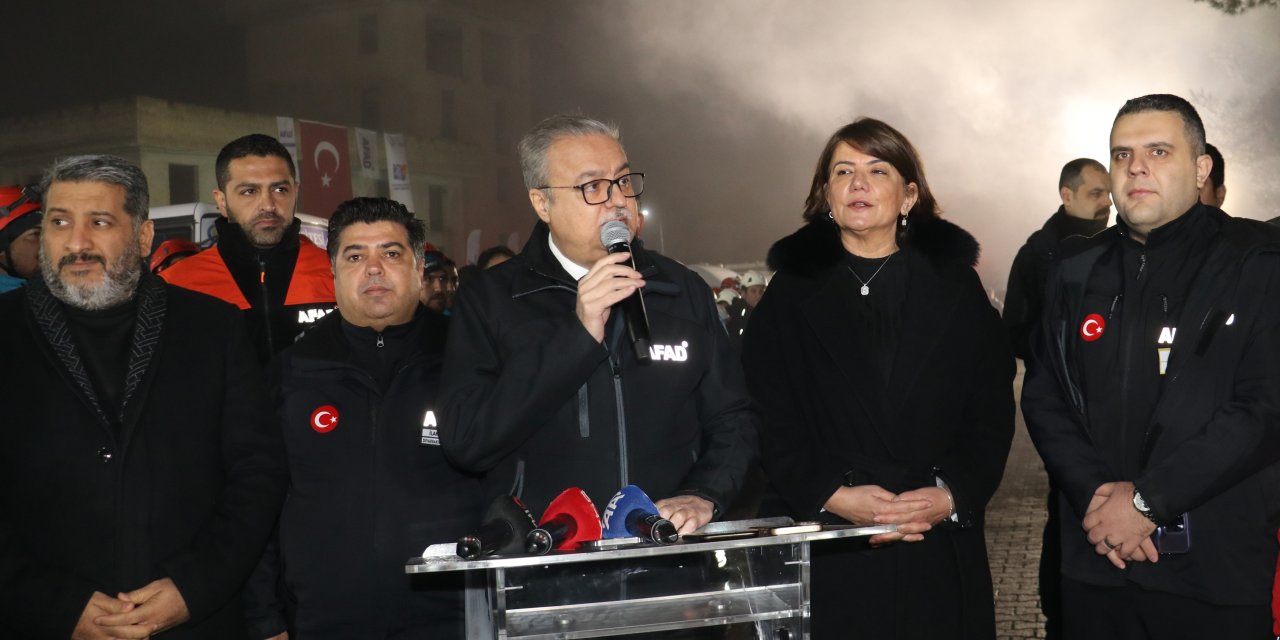 Diyarbakır’da Depremde Ölenler İçin Galeria Sitesi’nin Enkazının Kaldırıldığı Alanda Anma (2)