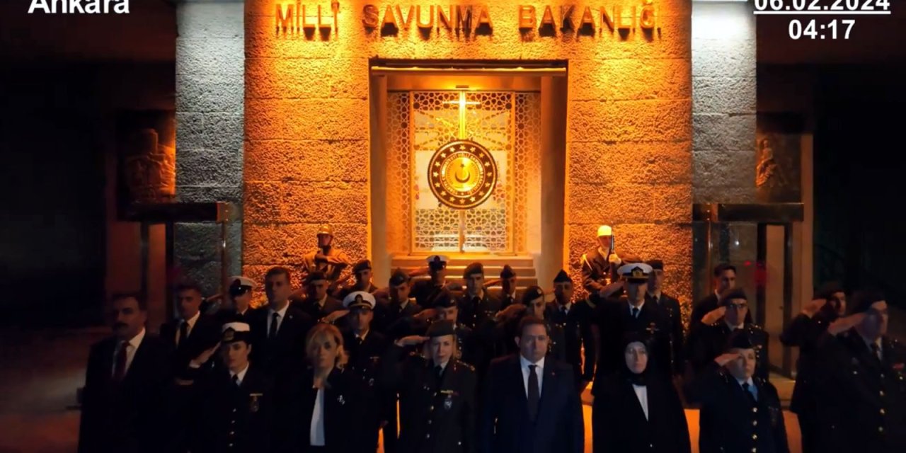 Mehmetçik'ten Depremde Hayatını Kaybeden Vatandaşlar İçin Saygı Duruşu