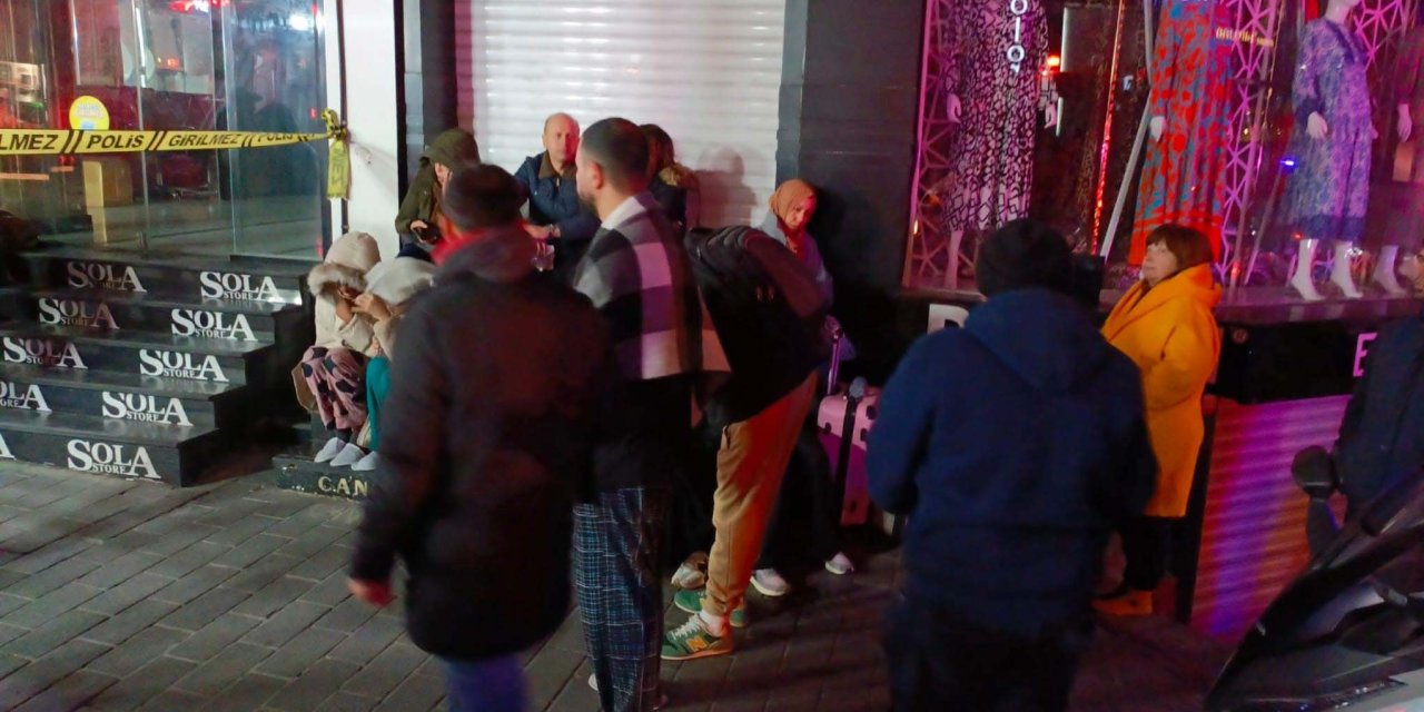 Fatih'te Otelde Yangın: Mahsur Kalan 20 Kişi Kurtarıldı