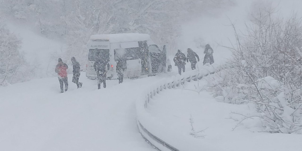 Ardahan'da Eğitime 'Kar' Engeli; Posof-ardahan Kara Yolu Kapandı