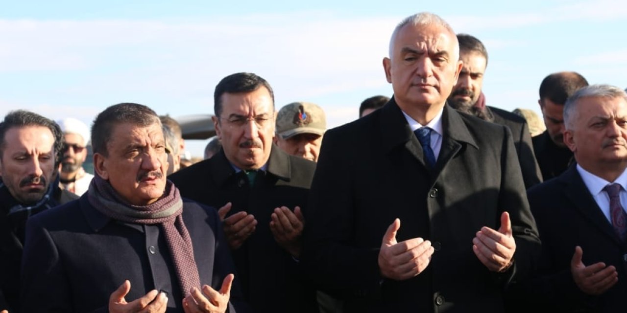 Bakan Ersoy, Depremde Yaşamını Yitirenlerin Mezarlarına Karanfil Bıraktı