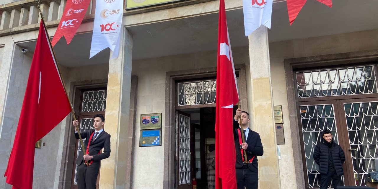 Depremde Ölenler İçin Okullarda Saygı Duruşu