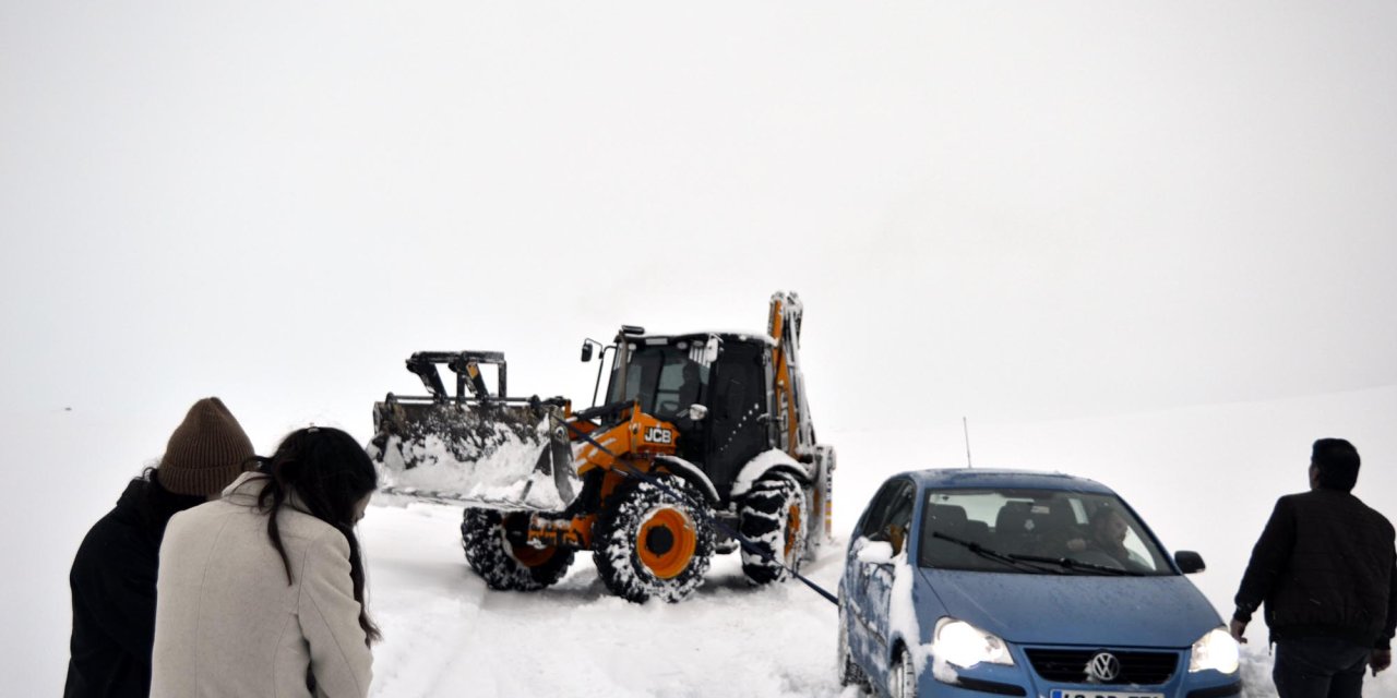 Araçları Kara Saplanan 3 Öğretmeni, Karla Mücadele Ekipleri Kurtardı