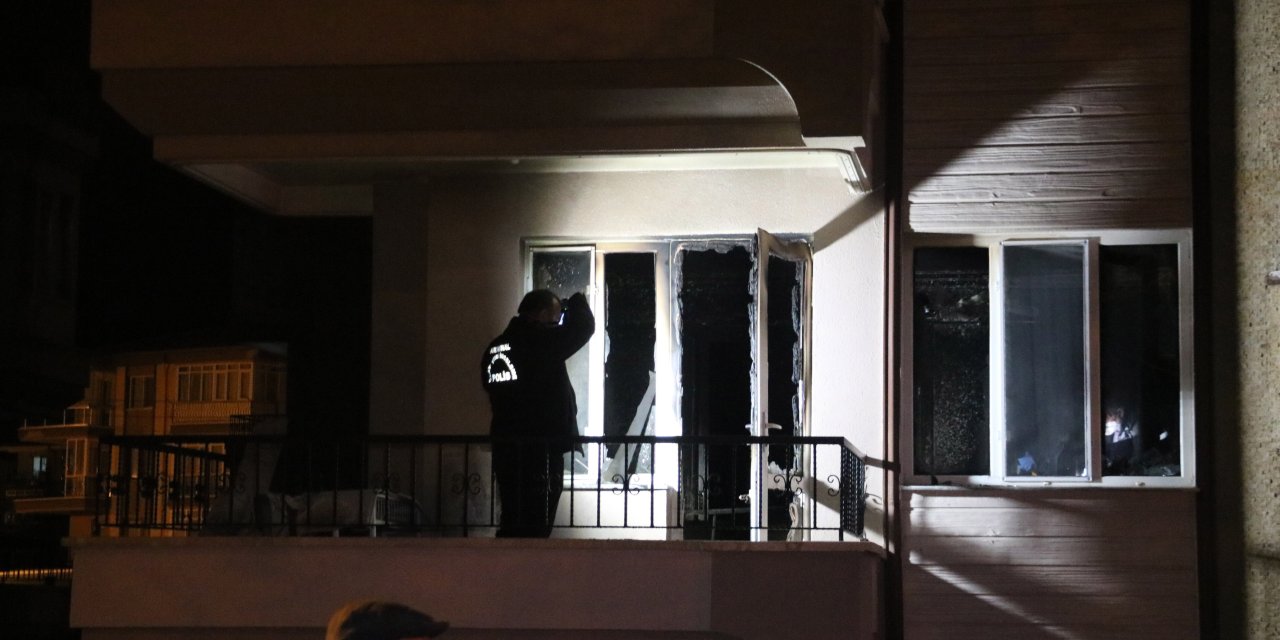 Apartmanın Giriş Katında Yangın; 10 Kişi Dumandan Etkilendi