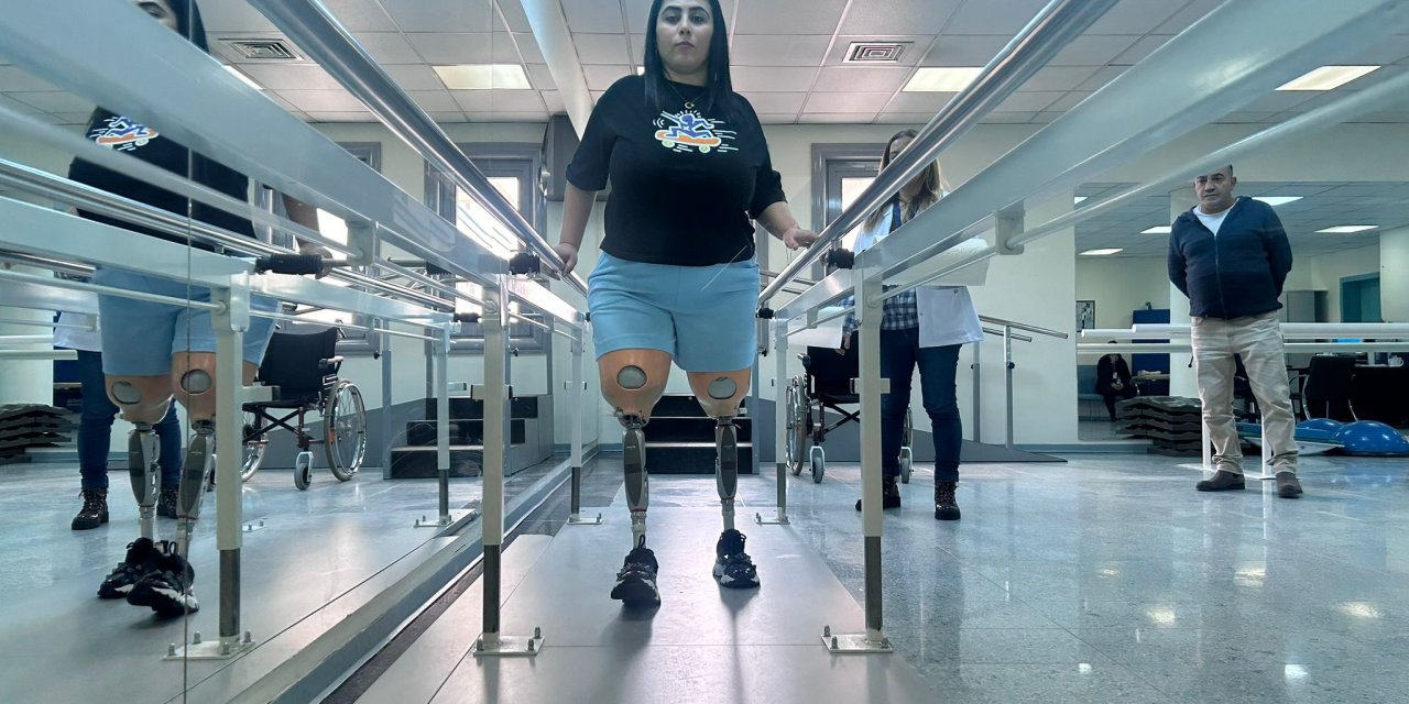 Protezle Ayağa Kalkan Depremzede Anne, Önce Kızlarının Mezarına Gidecek