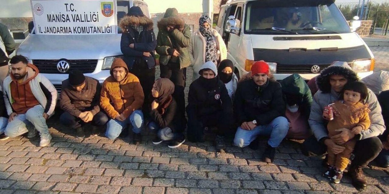 Manisa'da 44 Kaçak Göçmen Yakalandı, 2 Organizatör Şüphelisi Tutuklandı