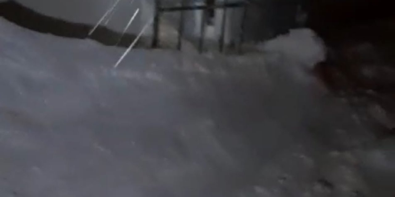 Çığ Düşen Evdeki Anne Ve 2 Çocuğu Son Anda Kurtuldu