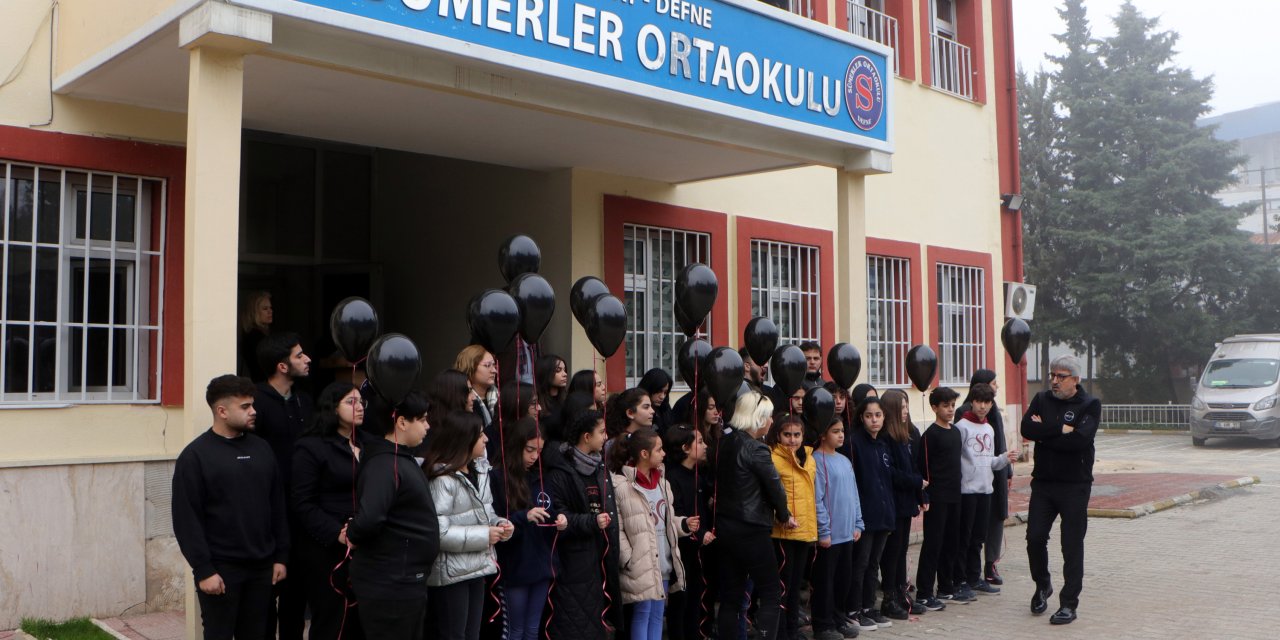 Hatay'da Öğrenciler, Kaybettikleri Arkadaşlarını Andı, Yağmur'un Şiirini Besteleyip Okudu
