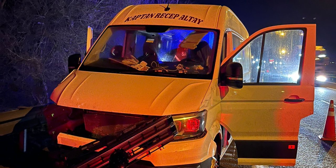 Ehliyetsiz Sürücünün Kullandığı Minibüs Bariyere Çarptı: 1 Ölü, 3 Yaralı