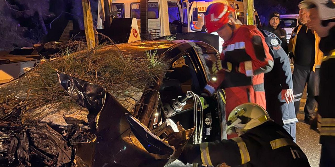 Ağaca Çarpan Otomobilin Sürücüsü Astsubay Öldü