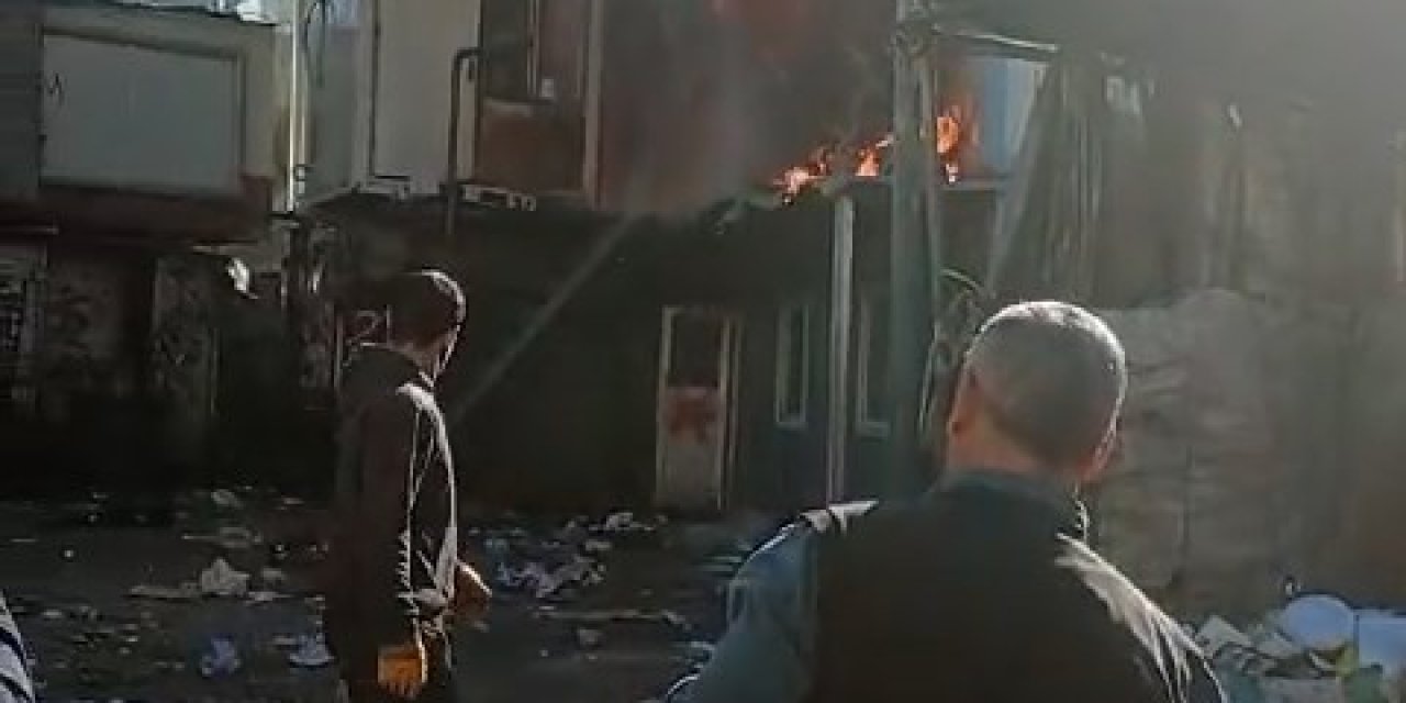 Maltepe'de Geri Dönüşüm Tesisinde İşçilerin Kaldığı Konternerde Yangın