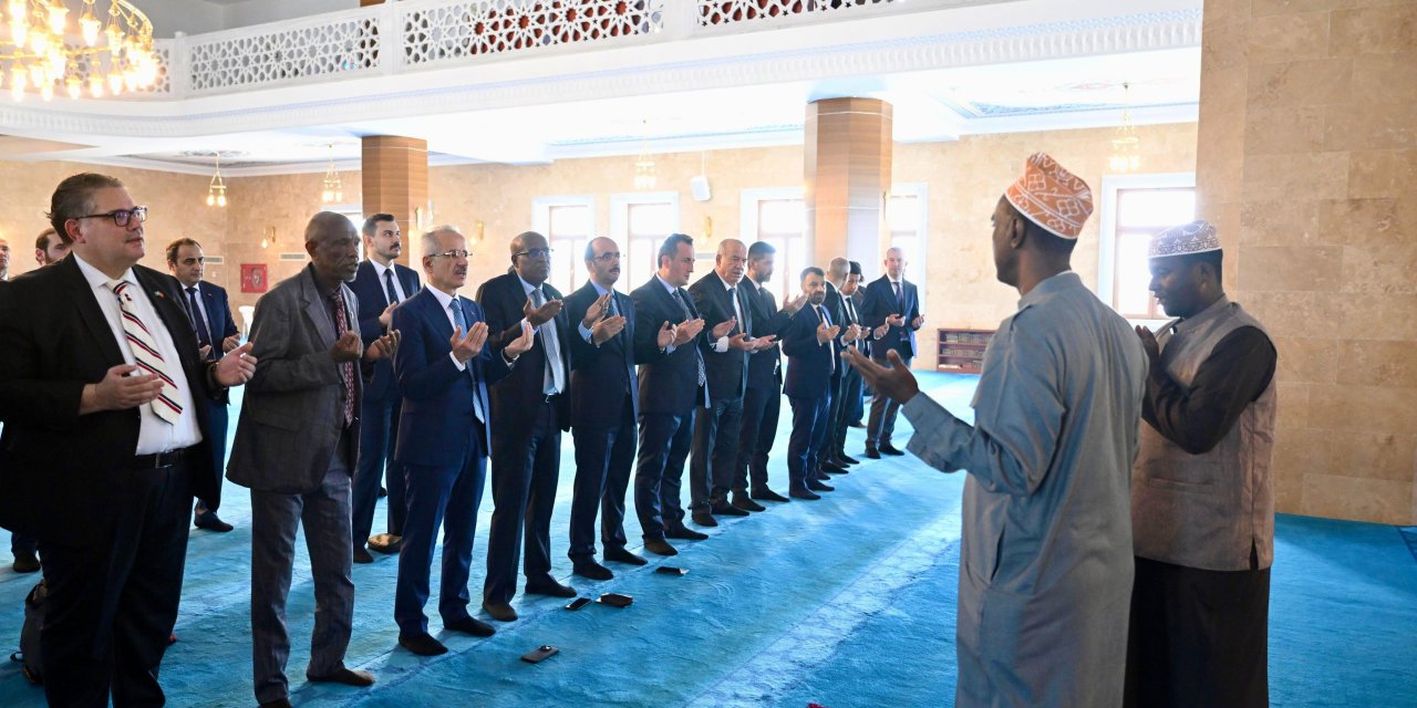 Uraloğlu, Cibuti’de Sultan Iı. Abdülhamit Camii’ni Ziyaret Etti