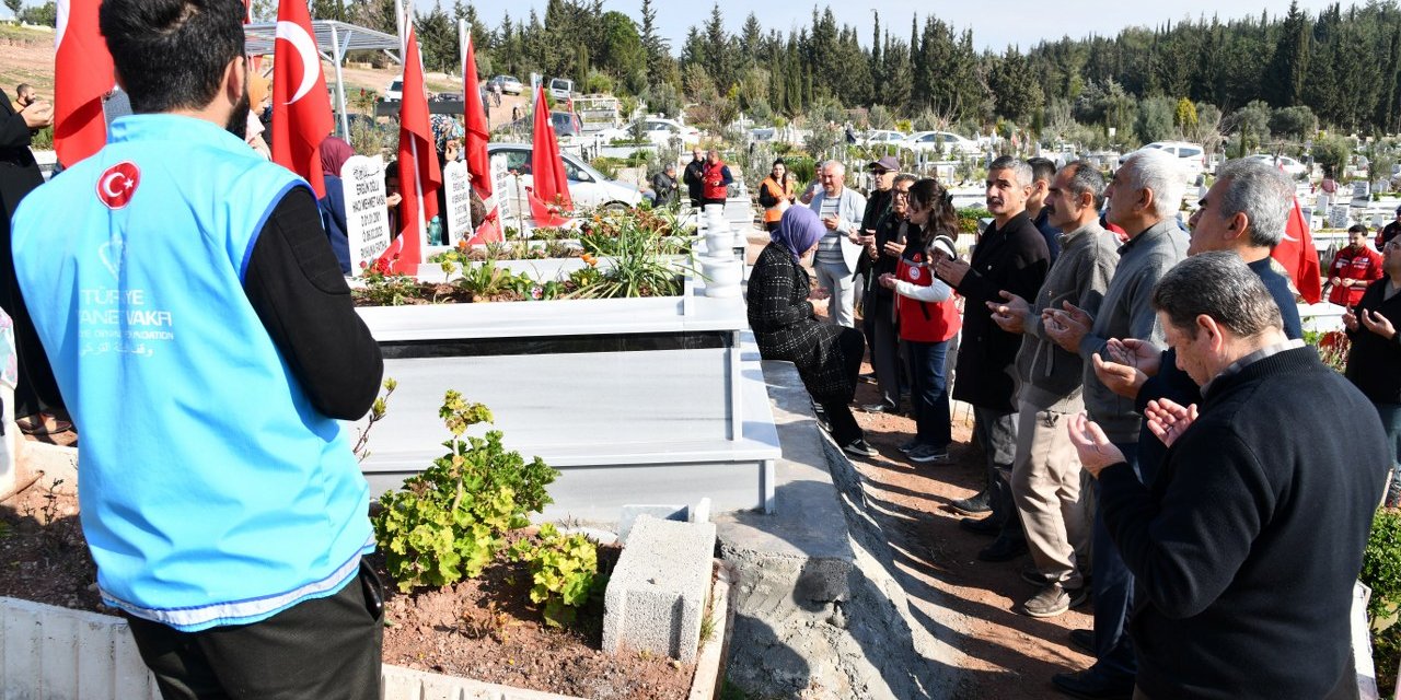 Osmaniye'de Asri Mezarlıkta 6 Şubat Anması