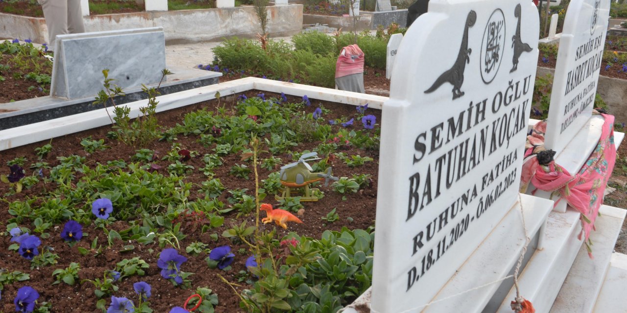 Adana'da Depremde Ölenler, Yıkılan Binaların Enkazının Kaldırıldığı Alanlarda Anıldı (4)