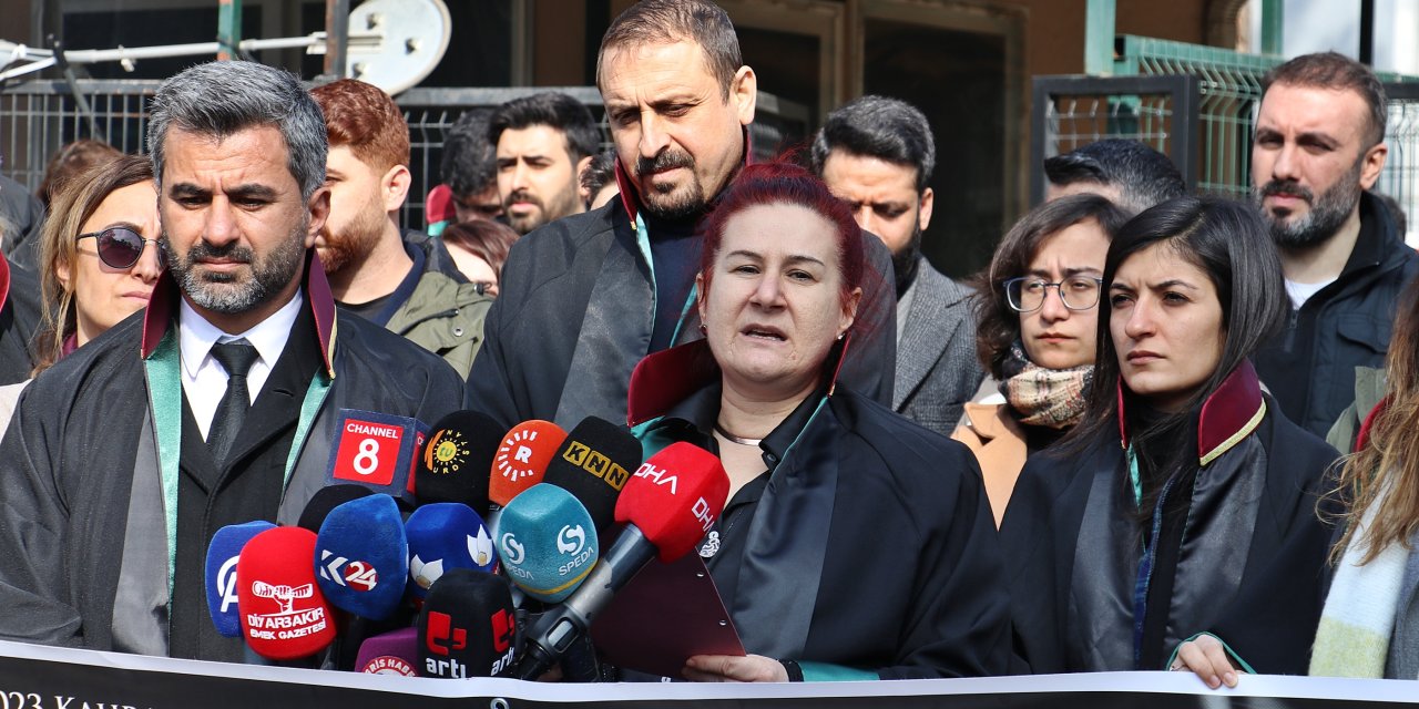 Diyarbakır’da Depremde Ölenler İçin Galeria Sitesi’nin Enkazının Kaldırıldığı Alanda Anma (4)