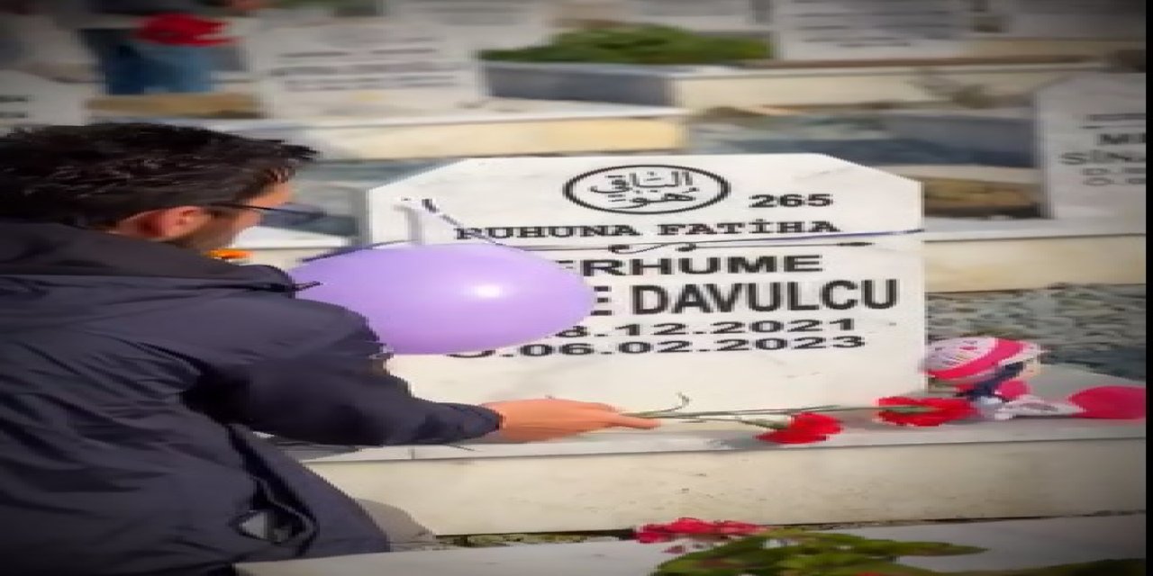 Depremde Ölen Çocukların Mezarlarına Oyuncak Bıraktılar