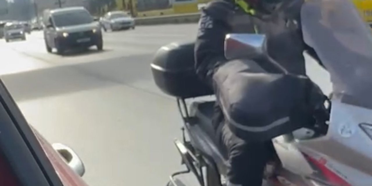 Ataşehir'de Tartıştığı Sürücünün Aracını Tekmeleyen Motosikletli Kamerada