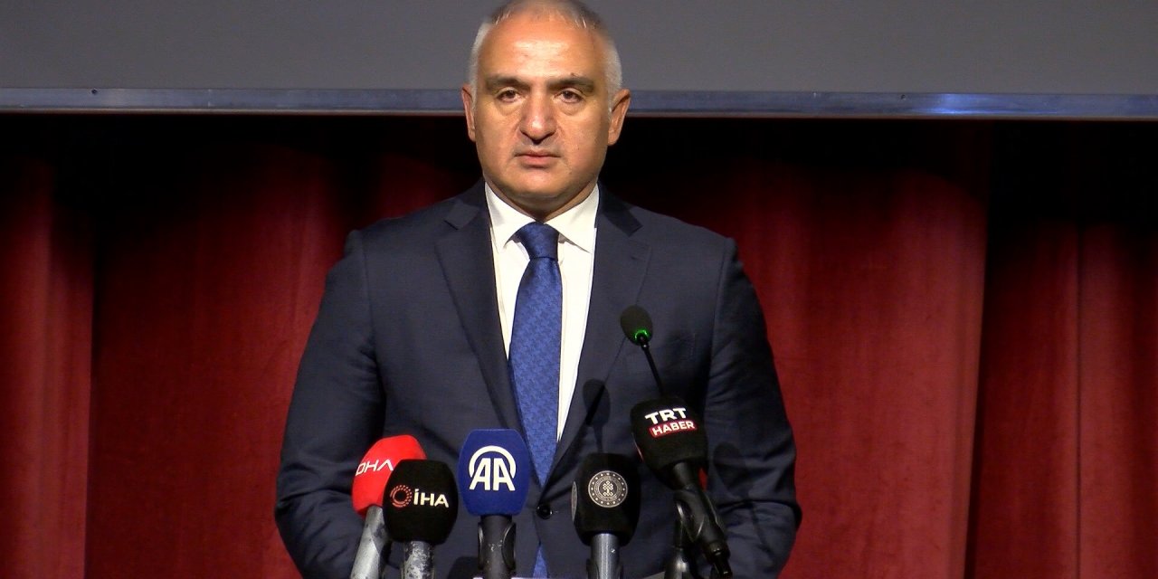 Bakan Ersoy, Depremde Yaşamını Yitirenlerin Mezarlarına Karanfil Bıraktı (2)