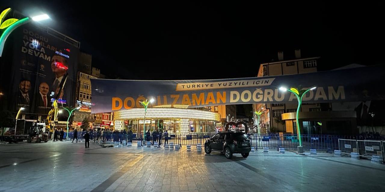 Rize Meydanında Cumhurbaşkanı Erdoğan Hazırlığı Sürüyor