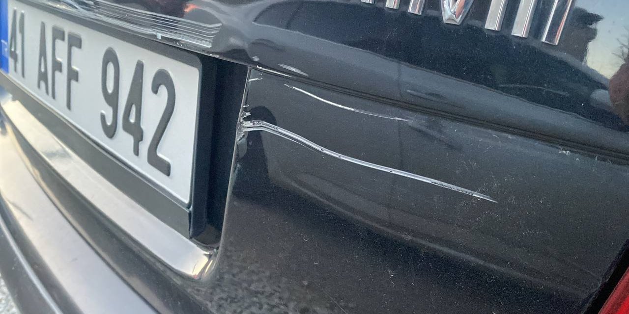 Sokak Üzerinde Park Halindeki Çok Sayıda Aracı Çizdiler