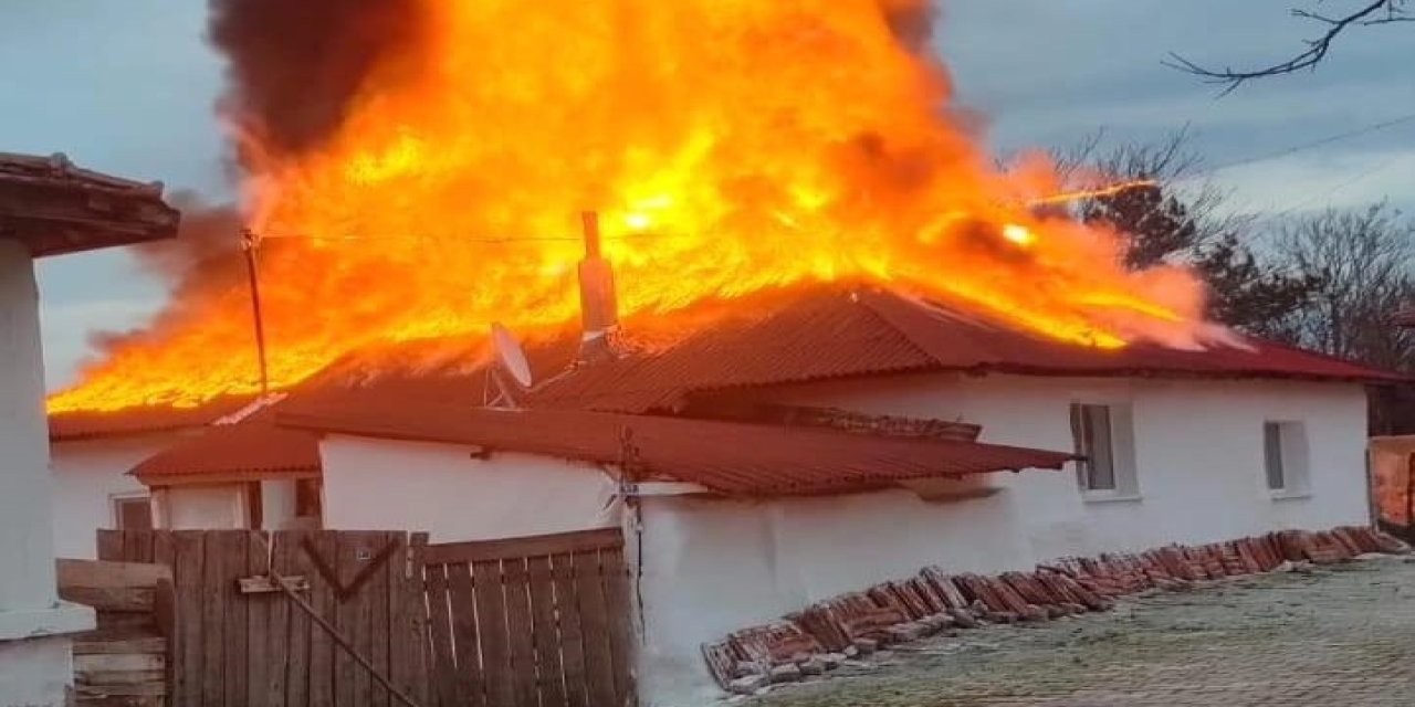 Amasya'da Tek Katlı Ev, Yangında Kullanılamaz Hale Geldi