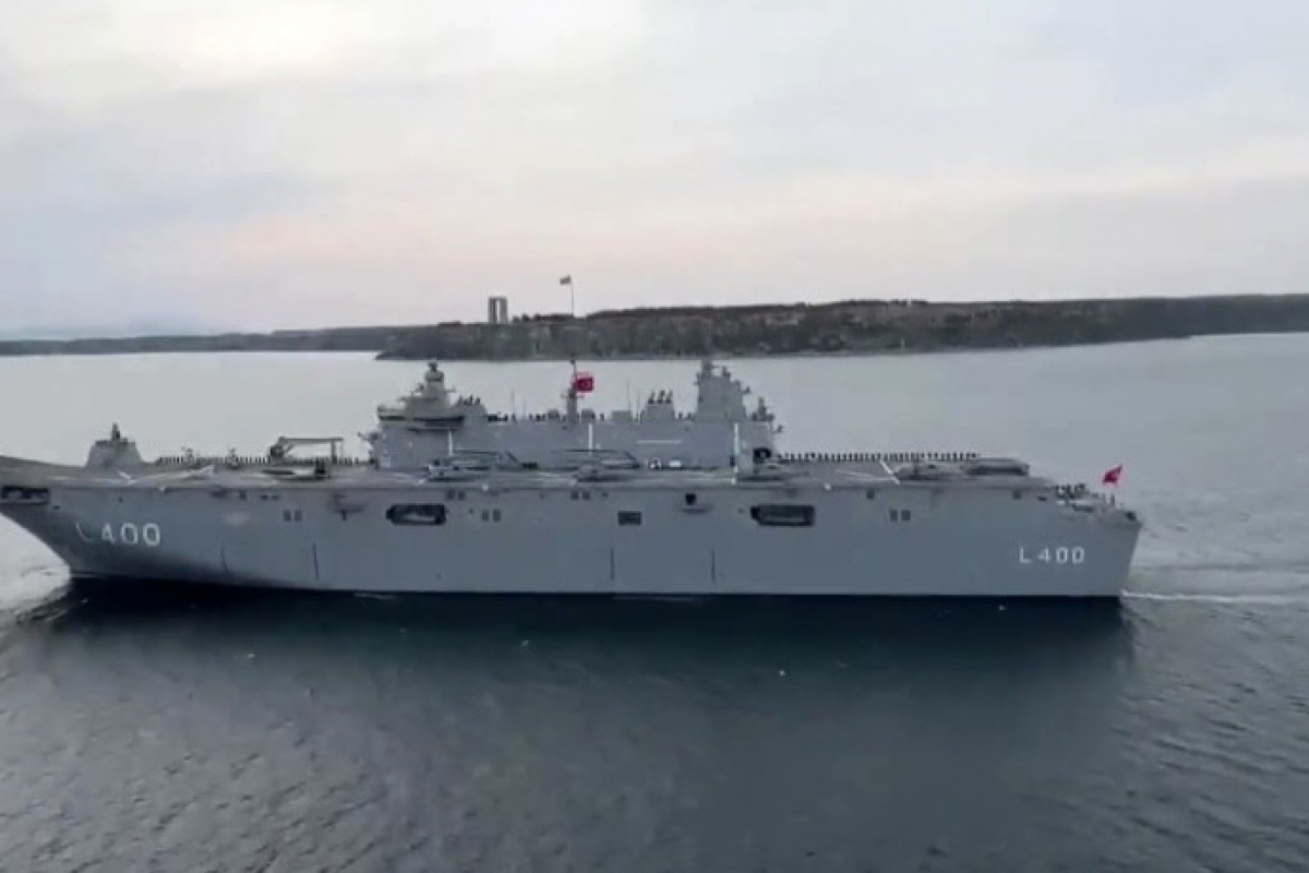 TCG Anadolu' Şehitler Abidesi'ni selamladı